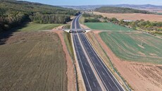 Mezi Lubencem a Petrohradem na Lounsku silni�á�i otev�eli dal�í dva kilometry...