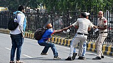 Demonstrace v indickém Dillí, p�i nich� protestující po�adují odstoupení...