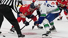 Sam Reinhart z Floridy a Filip Chytil z Vancouveru na rozehrávce.