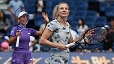 Kate�ina Siniaková a �ang �uaj slaví postup do finále v Pekingu.