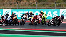 Závodníci MotoGP nají�d�jí do zatá�ky p�i sprintu v Indonésii.