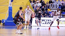 Olomoucký Dominik �ák se sna�í proniknout skrz plze�ské hrá�e.