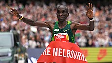 Ke�ský b�ec Eliud Kipchoge vít�zí na Melbournském maratonu.