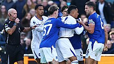 Evertonský kapitán James Tarkowski si vym��uje názory s Morganem Rogersem z...