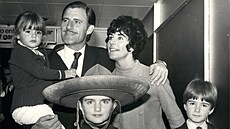 Graham Hill se synem Damonem (vpravo) a zbytkem rodiny po triumfu ve Velké cen�...