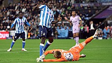 Luká� Horní�ek v pokutovém území fauluje Sidikiho Chérifa z Coventry.