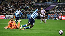 Luká� Horní�ek v pokutovém území fauluje Sidikiho Chérifa z Coventry.