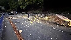 Video ukázalo, jak se valí tuny pískovce na parkovi�t�