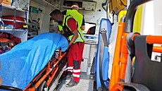 Moravskoslez�tí záchraná�i p�evá�ejí t�ce zran�ného pacienta.