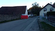Mu� pravd�podobn� sjí�d�l na skateboardu po silnici od obce Milo�ovice do...