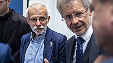 Kandidát do Senátu Radko Sáblík a �éf Senátu Milo� Vystr�il ve volebním �tábu...