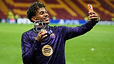 Lamine Yamal po utkání Ligy mistr� na p�d� Galatasaraye s cenou pro nejlep�ího...
