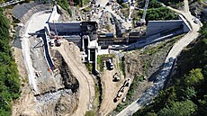 Suchý poldr Kut�ín v údolí �í�ky Krounky postupn� získává svou podobu. (12....
