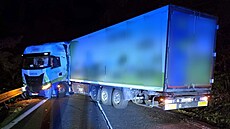 Nákladní automobil, který se v sobotu brzy ráno zaklínil mezi svodidly, zcela...