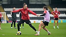 Andrea Sta�ková (vlevo) a Denisa Veselá p�i tréninku na stadionu St. Mirren...