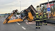 Na Chodov� se p�i provád�ní výkopových prací p�evrhl bagr. (14. �íjna 2026)