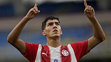 Úto�ník Allan Wlk se raduje v dresu paraguayské reprezentace do 20 let v zápase...