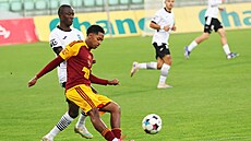 Karvinský zálo�ník Ousmane Conde (vlevo) brání Siefa Ali Hindiho z Dukly Praha.
