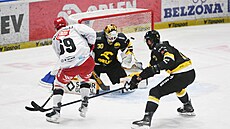 Luká� Radil vyu�ívá ve 14. minut� p�esilovku Hradce Králové.