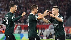 Antonín R�sek (uprost�ed) slaví se spoluhrá�i vyrovnávací gól proti Freiburgu.