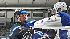 Rytí�i Kladno - Kometa Brno, hokejová extraliga. Vpravo Luke Witkovski, vlevo...