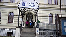 Ti, co cht�jí m�nit místo, na ú�ad práce obvykle nezamí�í.