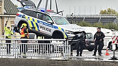 V sobotu ráno spadlo policejní auto z Hlávkova mostu v Praze do Vltavy. (10....