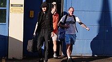 Propu�t�ní v�zni opou�t�jí v�znici HMP Durham na východ� Anglie. (13. �íjna...