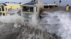 Obyvatelé kalifornského Long Beach se potýkají s následky silné bou�e Rachel,...