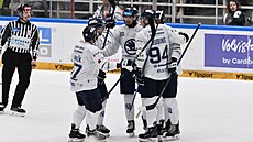 Plze�tí hokejisté slaví gól Adama M�chury do sít� brn�nské Komety v 10. kole...