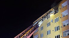 U po�áru bytu v karlovarské Po�ární ulici zasahovalo osm jednotek hasi��.