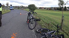 Místo srá�ky cyklist� se nachází na silnici, která vede od místní �ásti...