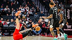 Vít Krej�í z Portland Trail Blazers na palubovce p�i snaze polapit mí� v...
