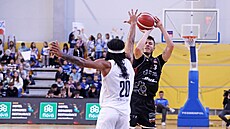 Franti�ek Vá�a z Plzn� st�ílí na ko� Olomoucka, brání ho Ethan Garita.