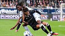 Yannick Eduardo v tmavém dresu Haagu a Jelani Seedorf z Telstaru v souboji o mí�