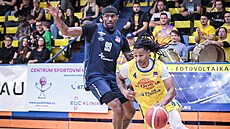Rhyjon Blackwell z Ústí nad Labem úto�í v zápase s Olomouckem kolem Lamba...