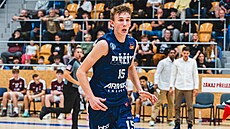 D��ínský basketbalista Marek Hou�ka se vrací do obrany.