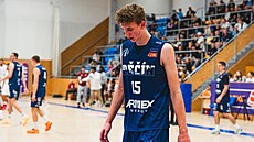 D��ínský basketbalista Marek Hou�ka zklamaný po porá�ce v Hradci Králové