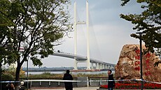 �ína a Severní Korea slavnostn� otev�ely nový p�eshrani�ní most, který �ekal na...