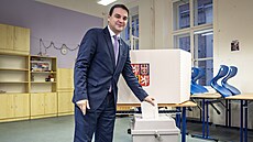 U druhého kola senátních voleb odvolil i ministr zahrani�í Petr Macinka...