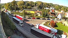 Na vjezdu do Náchoda v �eskoskalické ulici silni�á�i opravují povrch, jezdí se...