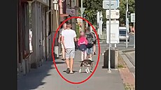 Policisté pátrají po tomto mu�i se psem, který  zakousl králíka.