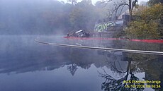 �ací stroj na podvodní rostliny se �áste�n� potopil v boleveckém rybníku. (16....