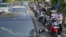 �idi�i ve front� u �erpací stanice v Denpasaru na  Bali (14. �íjna 2026)