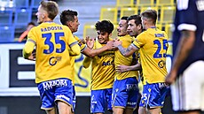 Tepli�tí fotbalisté slaví gól Idrisse Hopiho.