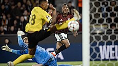Josimar Alcócer ze Sparty st�ílí gól do sít� Lilleströmu.