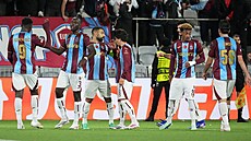 Fotbalisté Trabzonsporu s Mohamedem Salahem oslavují gól do sít� Kuopion...