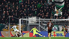 Kristoffer Zachariassen v dresu Ferencvárose Budape�� dává gól Plzni v zápase...