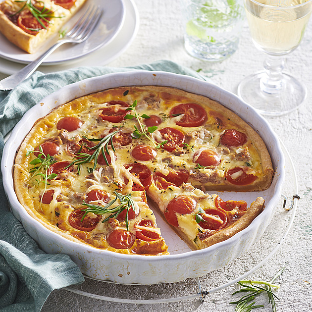 Tuňákový quiche s hořčicí: Slaný koláč s rajčaty a sýrem