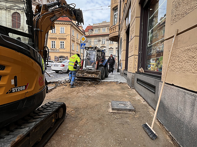 Rozkopaný chodník v centru komplikuje život pěším i obchodníkům. Někteří chtějí odškodnění